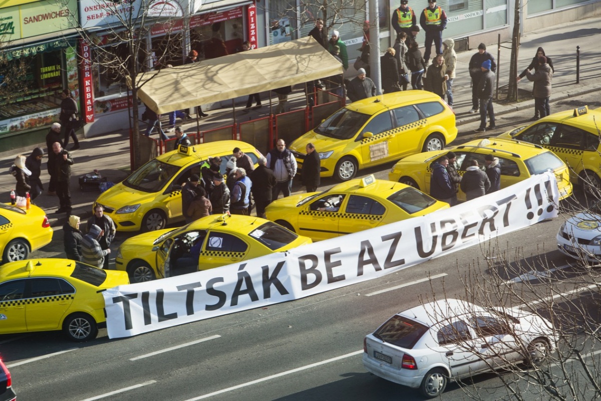Taxi és uber tiltsák be