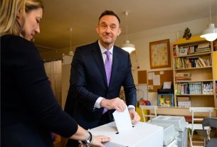 Gattyán György szavaz a 2022 választás