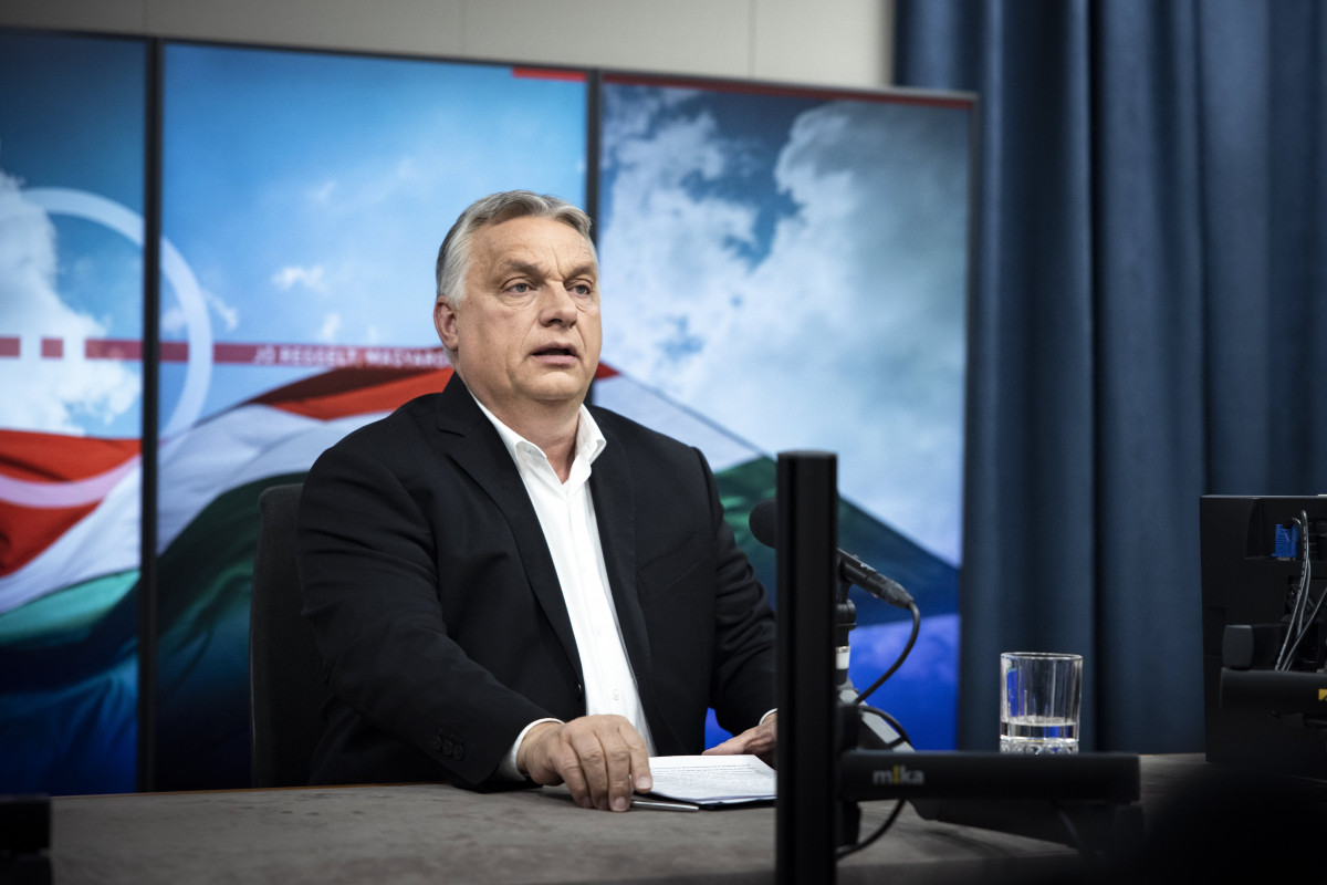A Miniszterelnöki Sajtóiroda által közreadott képen Orbán Viktor miniszterelnök interjút ad a Jó reggelt, Magyarország! című műsorban a Kossuth Rádió stúdiójában 2022. május 6-án. MTI/Miniszterelnöki Sajtóiroda/Fischer Zoltán