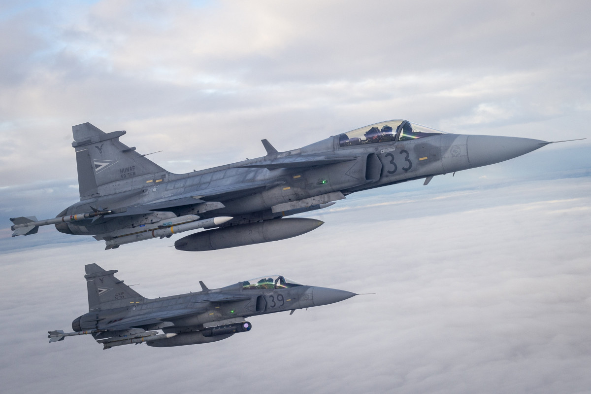 A Magyar Honvédség JAS 39 Gripen típusú vadászrepülőgépei gyakorló elfogást hajtanak végre Litvánia légterében 2022. szeptember 21-én. A magyar kontingens harmadik alkalommal védi a balti országok légterét. MTI/Ujvári Sándor