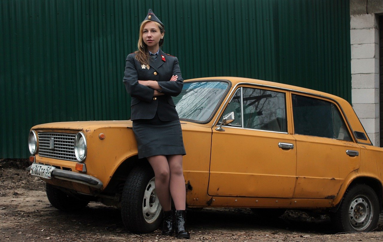 Lada orosz autó nő katona