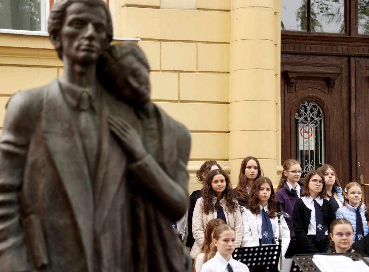 Szeged, Radnóti Miklós Emlékséta, Radnóti Gimnázium, vers, irodalom, kultura